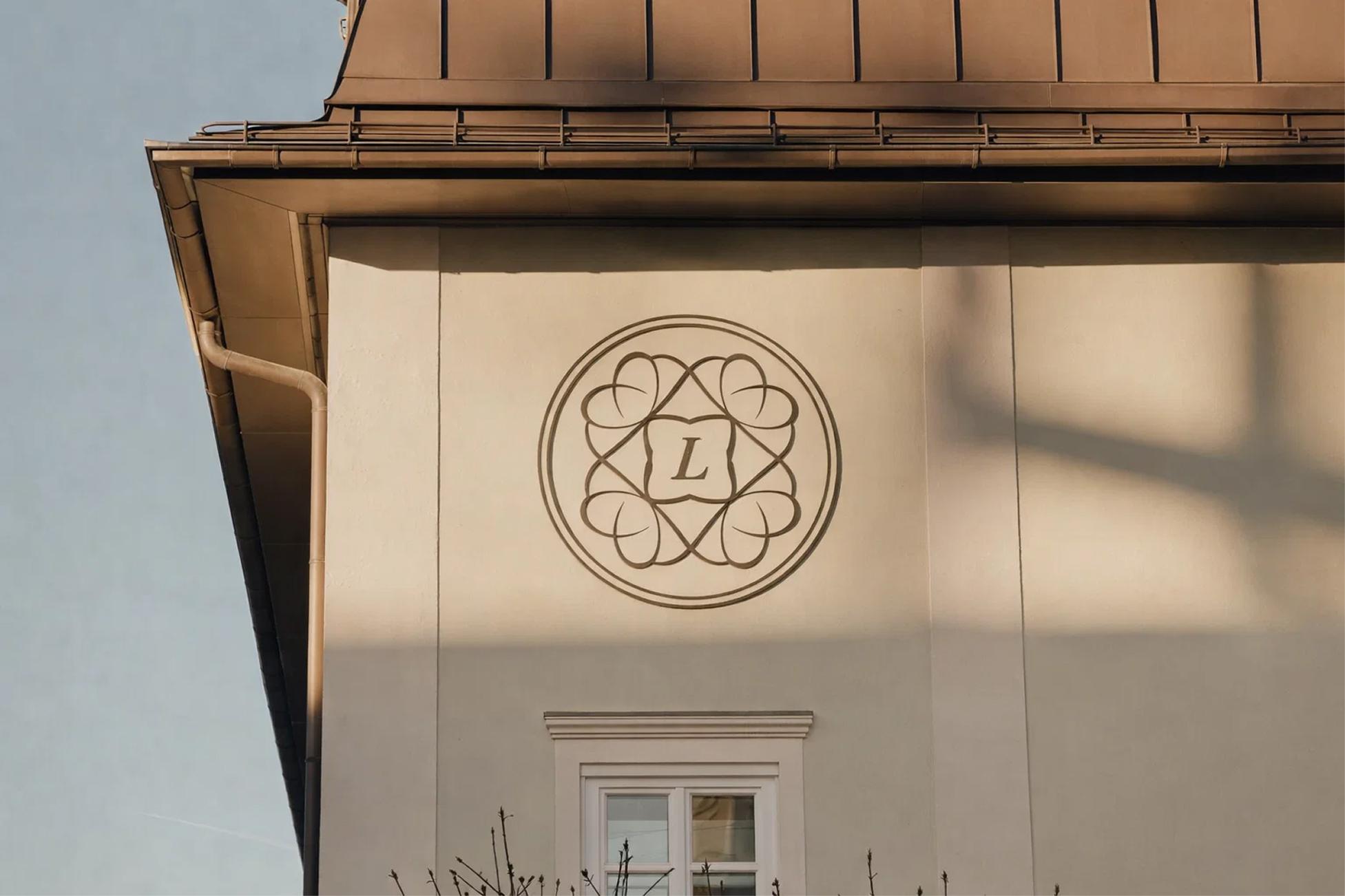 Természetes színek és lágy betűtípusok: így teremtett nyugodt otthont a Laburnum lakópark