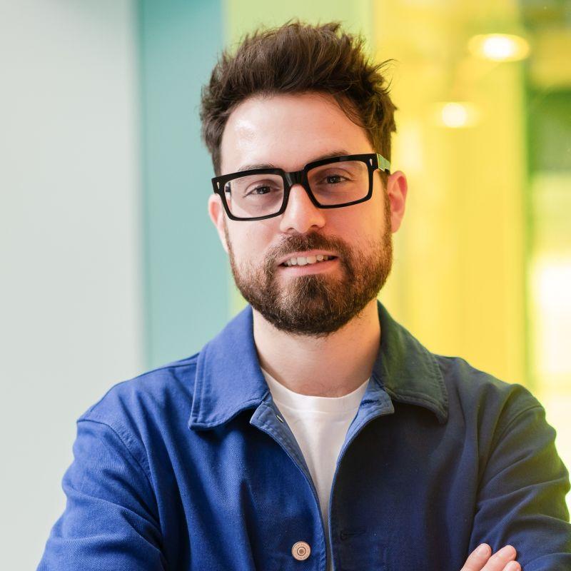 Miért tér vissza a kézzel rajzolás egy tökéletességre hajszolt iparágban?