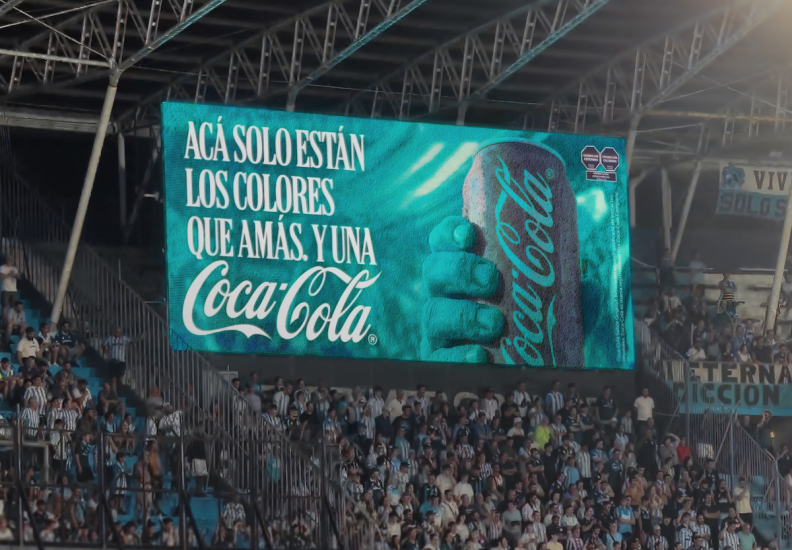 Hogyan jutott be a Coca-Cola olyan stadionokba, ahol a piros szín tiltólistán van