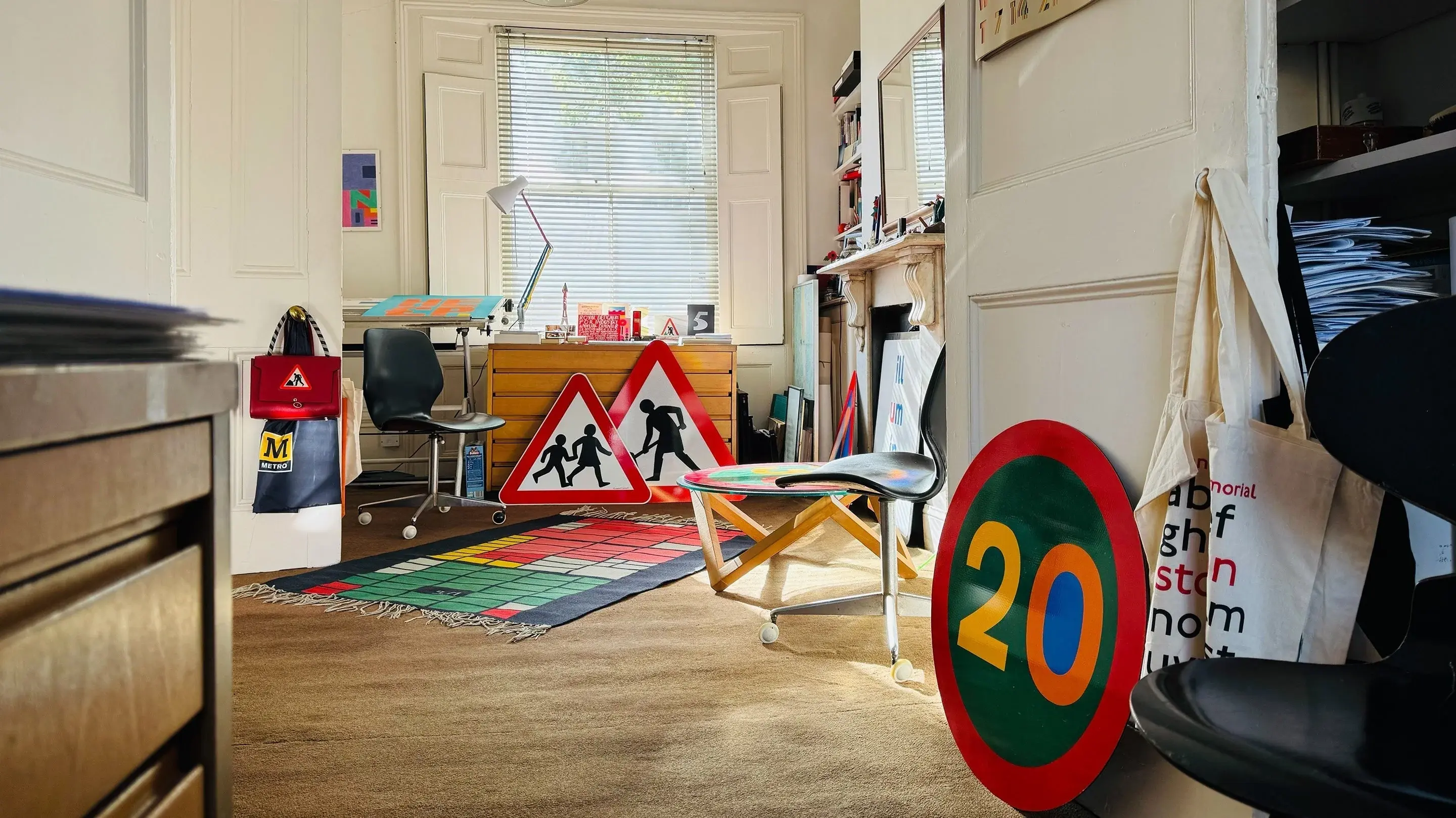 Transport betűtípus születése: Margaret Calvert mesél a brit autópályák ikonikus vizuális nyelvéről