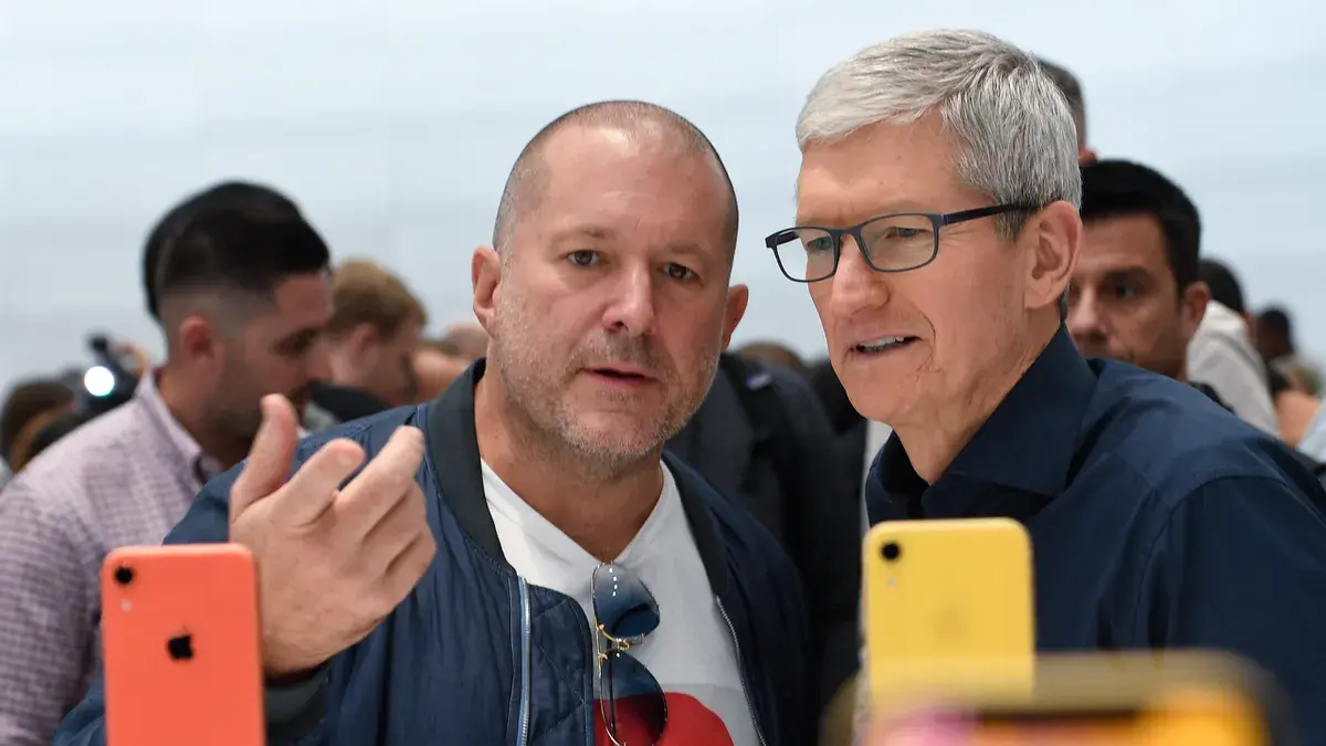Az Apple beperelte az OpenAI-t és Jony Ive cégét – elmérgesedett az AI-háború