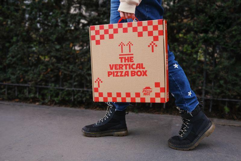 Pizza Hut függőleges pizzásdoboza hódítja London utcáit
