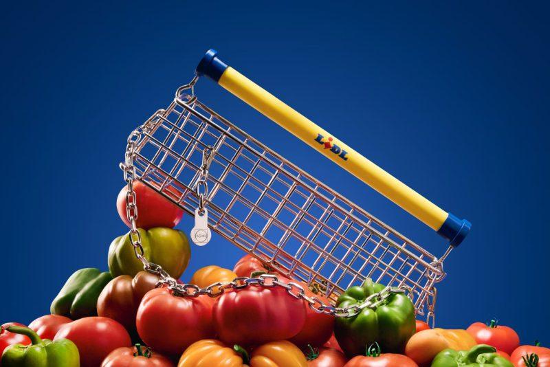 A Lidl divatbemutatóra kész bevásárlótáskával robban be a londoni divathétre