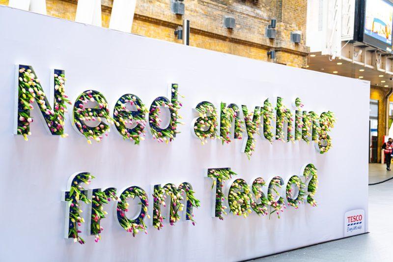 A Tesco egy óriásplakátból csinált szedd-magad virágcsokrot anyák napjára